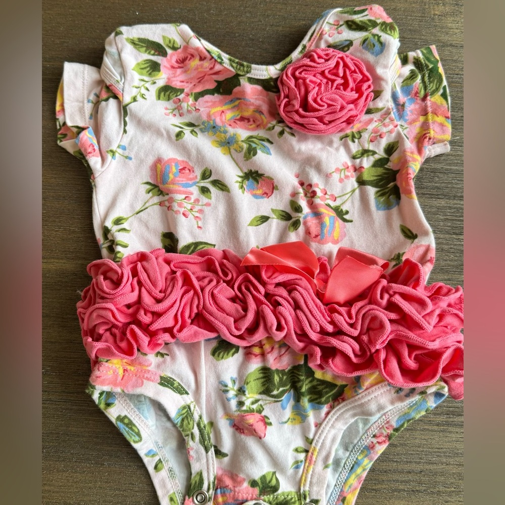 Popatu 6-9 month ruffle girl onsie-floral print. Good condition